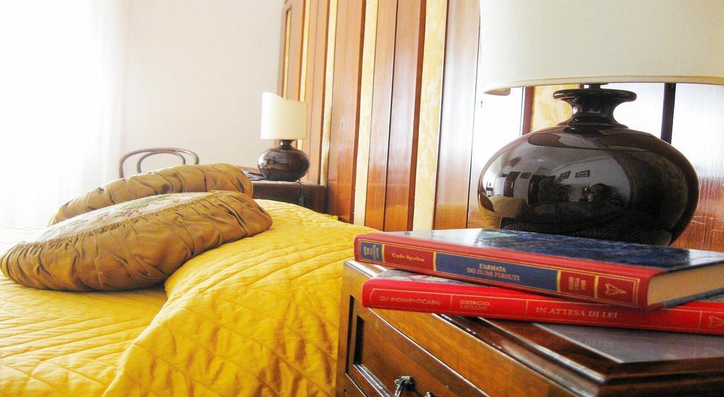 Romulus Rex Hotel Room photo