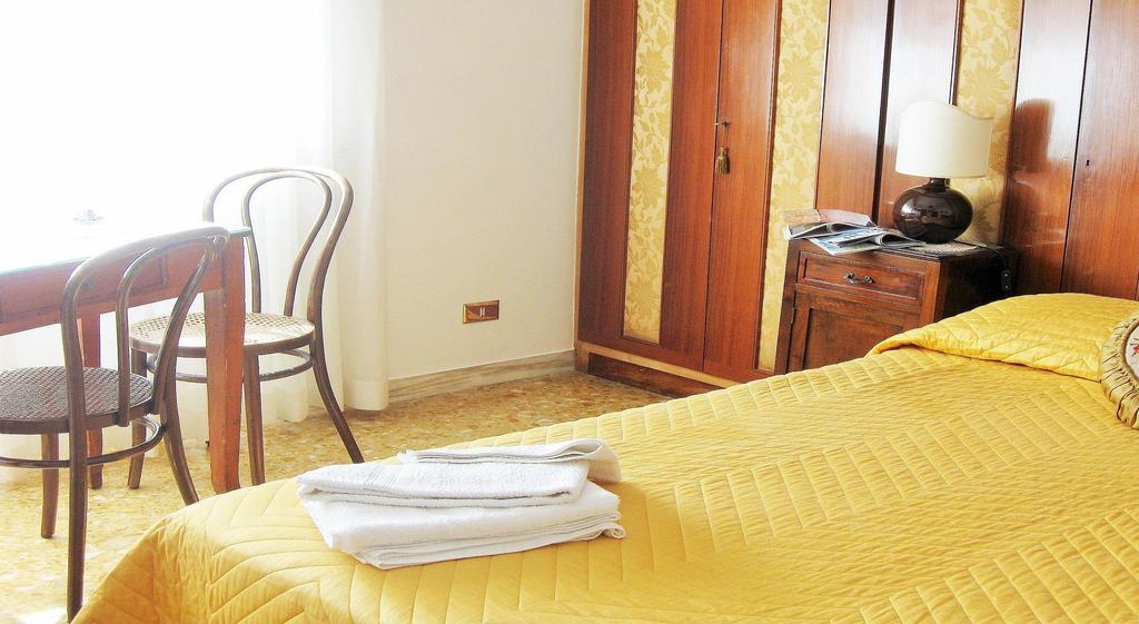 Romulus Rex Hotel Room photo
